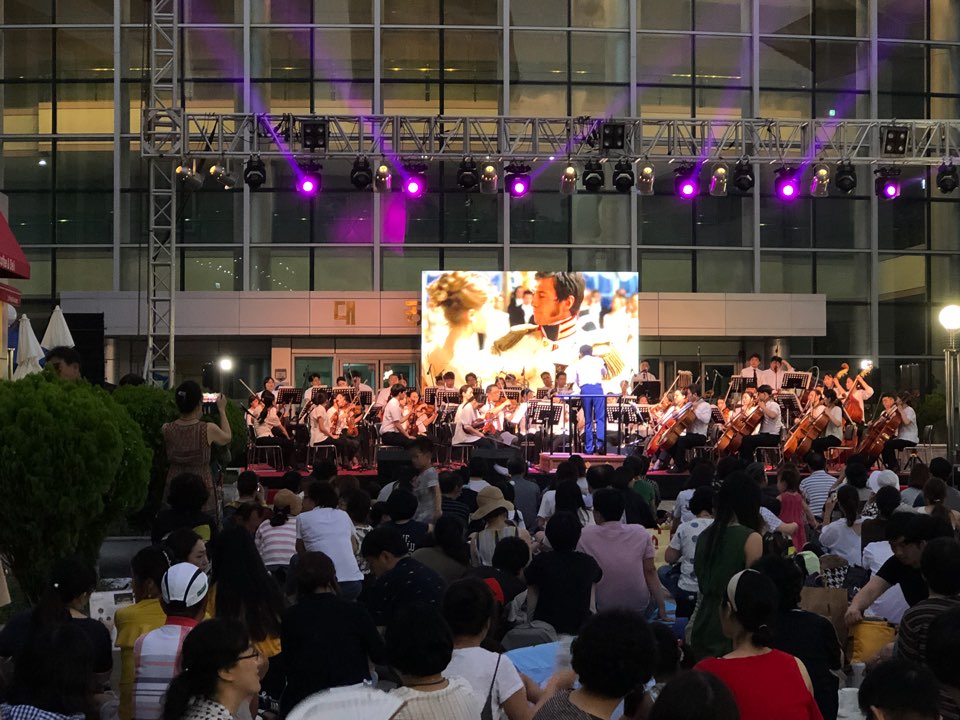 야외 돗자리 콘서트