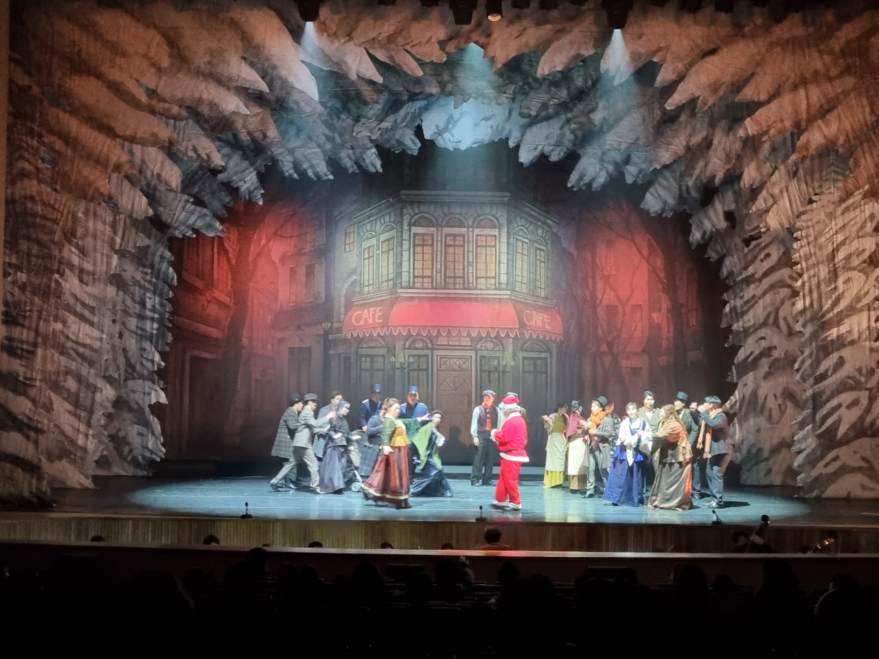 오페라 산타클로스는 재판 중