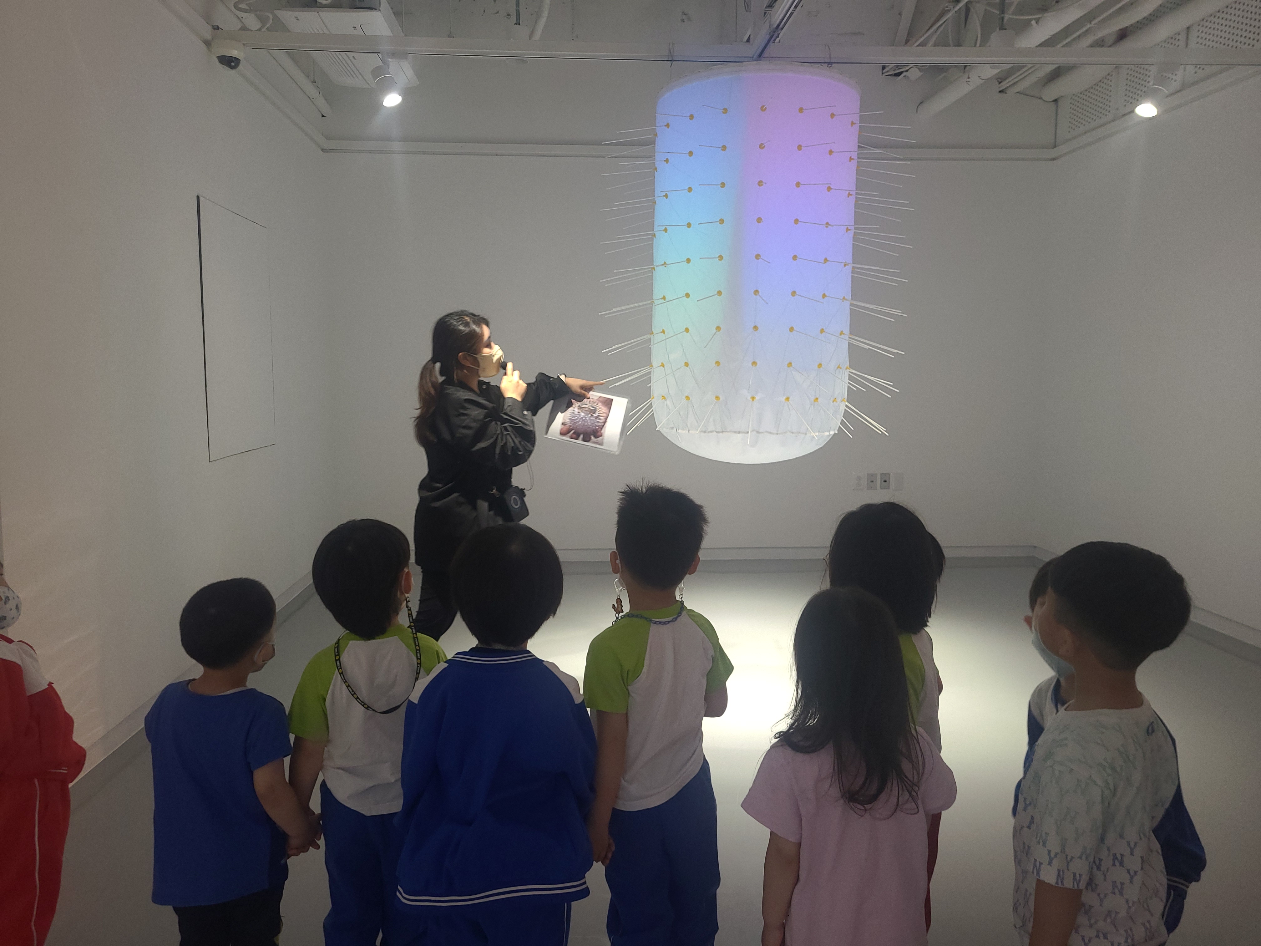 [2023교육전시]다섯번째계절_낯선행성,U+1F728 전시해설 2