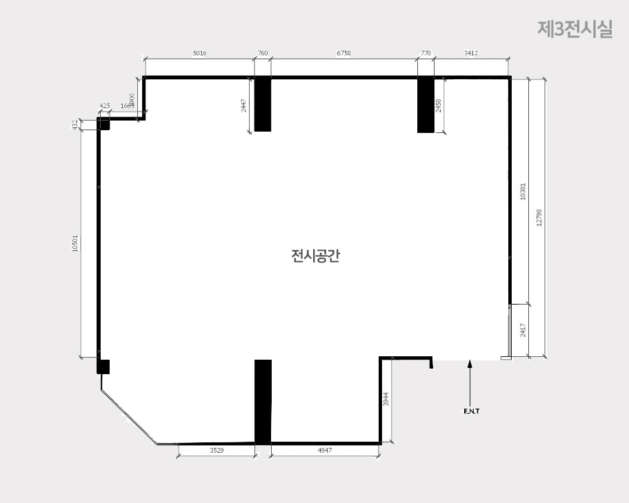 제3전시실 구조도 | 전시공간을 중심으로 시계방향으로 비품실, 출입구, 미디어실, 유리창, 기둥이 있습니다.